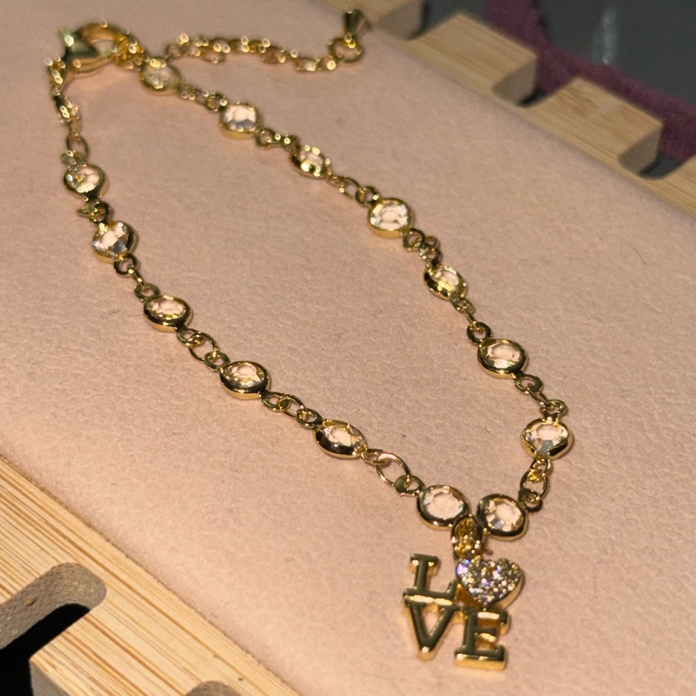 Oro Laminado Elegant Gold Love Charm Bracelet